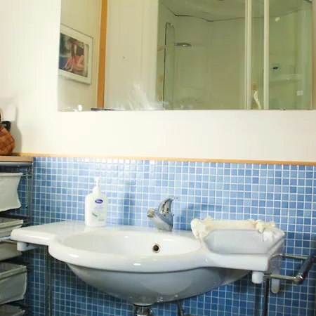 Metro Amedeo - Stanza Privata Con Vasca Idromassaggio Apartment Naples Exterior photo
